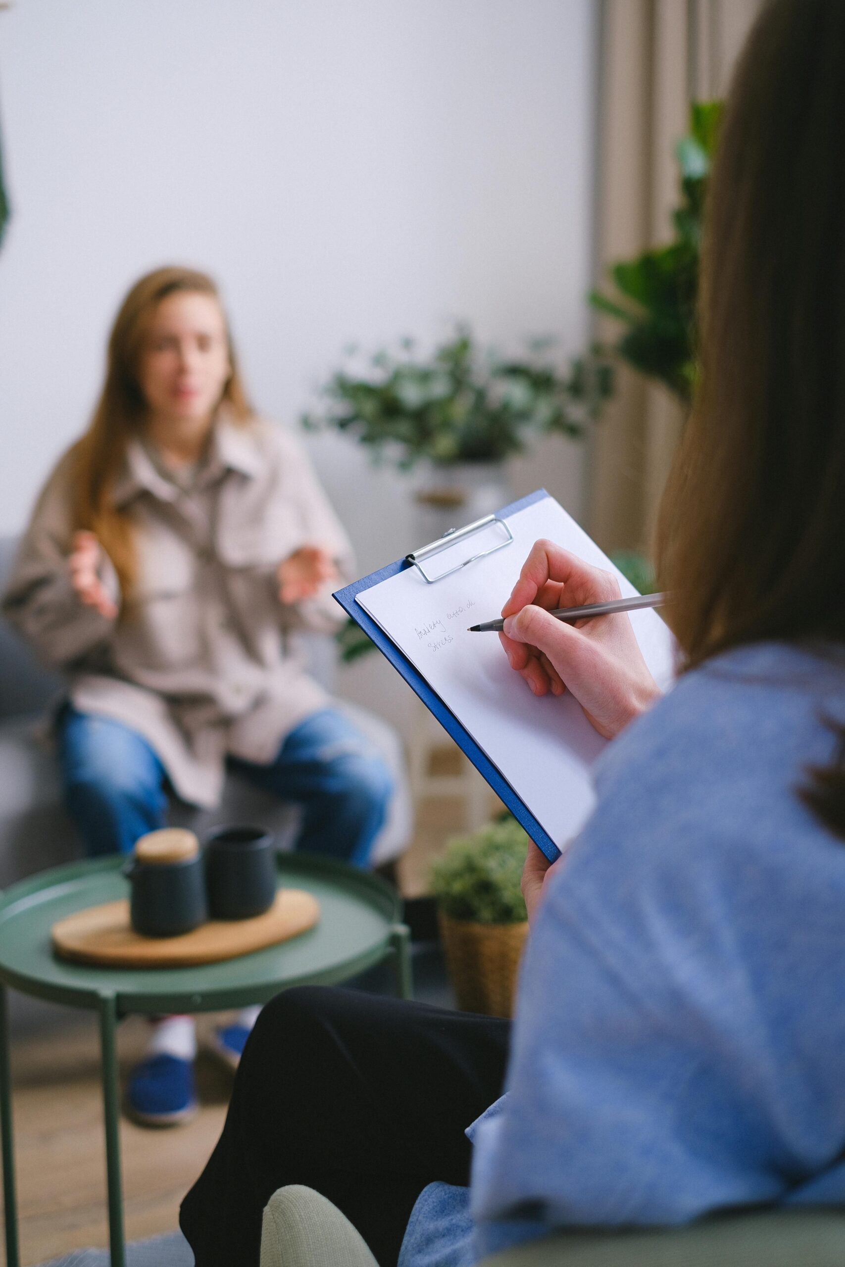 Kontakt: konsultacja psychologiczna, terapeutka robi notatki w trakcie sesji.